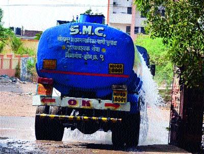Lakhs of rupees spent on water from tankers | लाखो रुपये खर्चून आणलेले पाणी टँकरमधून सांडते रस्त्यावर Lakhs of rupees spent on water from tankers | लाखो रुपये खर्चून आणलेले पाणी टँकरमधून सांडते रस्त्यावर