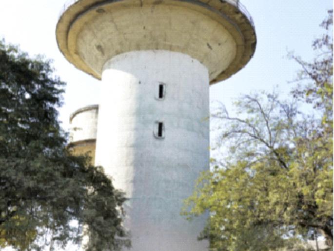 Tank of water .. party but liquor; Safety of water supply tanks in Solapur is in jeopardy | टाकी पाण्याची.. पार्टी मात्र दारुची; सोलापुरातील पाणीपुरवठा करणाऱ्या टाक्यांची सुरक्षितता वाऱ्यावर Tank of water .. party but liquor; Safety of water supply tanks in Solapur is in jeopardy | टाकी पाण्याची.. पार्टी मात्र दारुची; सोलापुरातील पाणीपुरवठा करणाऱ्या टाक्यांची सुरक्षितता वाऱ्यावर