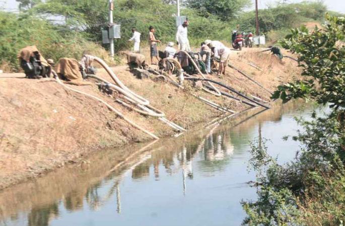 Waterlogging starts from Chaplegaon lake, warns of fasting of villagers: Fear of water shortage in February | चपळगाव तलावातून अवैध पाणी उपसा सुरू, ग्रामस्थांचा उपोषणाचा इशारा: फेब्रुवारीत पाणीटंचाई भेडसावण्याची भीती