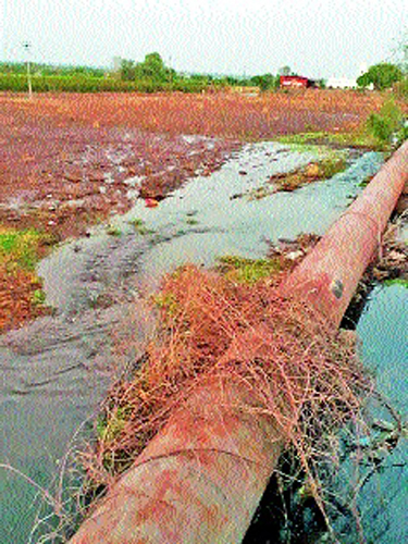 Leak to the Ujani pipeline; Solapur water supply disrupted | उजनी पाईपलाईनला गळती; सोलापूरचा पाणीपुरवठा विस्कळीत Leak to the Ujani pipeline; Solapur water supply disrupted | उजनी पाईपलाईनला गळती; सोलापूरचा पाणीपुरवठा विस्कळीत