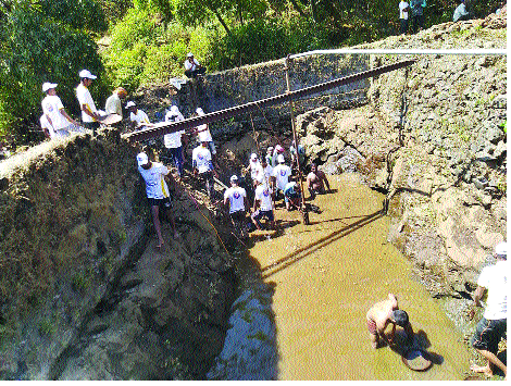 Student's repairs to the historic floors - NSS activities | विद्यार्थ्यांनी केली ऐतिहासिक तळ्यांची दुरुस्ती -‘एनएसएस’चा उपक्रम