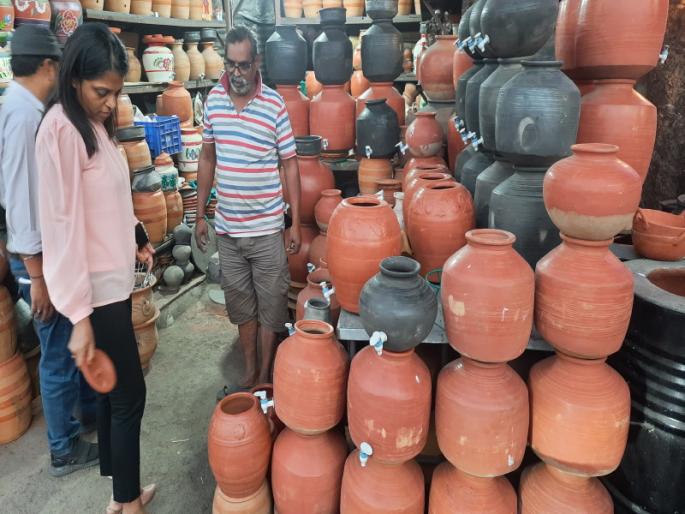 'Thirst is quenched only by water in Matha...' Consumers tend to buy Matha as the heat of summer increases | 'माठातल्या पाण्यानेच तहान भागते...' उन्हाचा तडाखा वाढताच माठ खरेदीसाठी ग्राहकांचा कल 'Thirst is quenched only by water in Matha...' Consumers tend to buy Matha as the heat of summer increases | 'माठातल्या पाण्यानेच तहान भागते...' उन्हाचा तडाखा वाढताच माठ खरेदीसाठी ग्राहकांचा कल