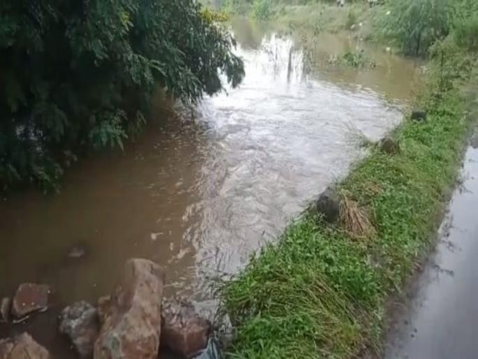 The flow of water is high do not go in A bike rider was swept away by a stream in Baramati | पाण्याचा प्रवाह जास्त आहे, तू आत जाऊ नकोस; बारामतीत ओढ्यातून दुचाकीस्वार गेला वाहून The flow of water is high do not go in A bike rider was swept away by a stream in Baramati | पाण्याचा प्रवाह जास्त आहे, तू आत जाऊ नकोस; बारामतीत ओढ्यातून दुचाकीस्वार गेला वाहून