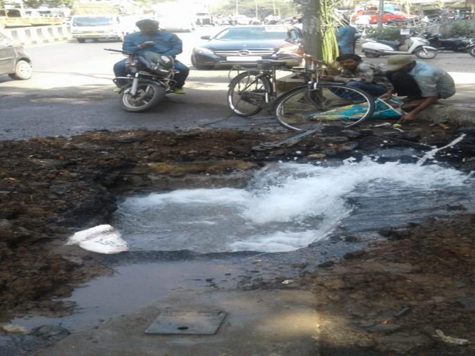 Wasting many liters of water due to a water pipelines fault ; Citizens expressed their anger | विश्रांतवाडीत जलवाहिनीतून हजारो लिटर पाणी वाया; नागरिकांनी व्यक्त केला संताप Wasting many liters of water due to a water pipelines fault ; Citizens expressed their anger | विश्रांतवाडीत जलवाहिनीतून हजारो लिटर पाणी वाया; नागरिकांनी व्यक्त केला संताप