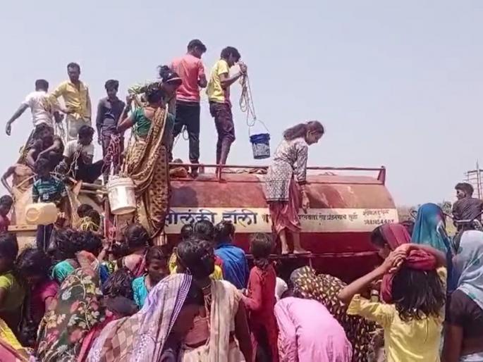 Amravati: Tanker Ala Village; Run with pots, water supply through 91 tankers in West Vidarbha | Amravati: टँकर आला गावा; भांडी घेऊन धावा, पश्चिम विदर्भात ९१ टँकरद्वारे पाणीपुरवठा Amravati: Tanker Ala Village; Run with pots, water supply through 91 tankers in West Vidarbha | Amravati: टँकर आला गावा; भांडी घेऊन धावा, पश्चिम विदर्भात ९१ टँकरद्वारे पाणीपुरवठा