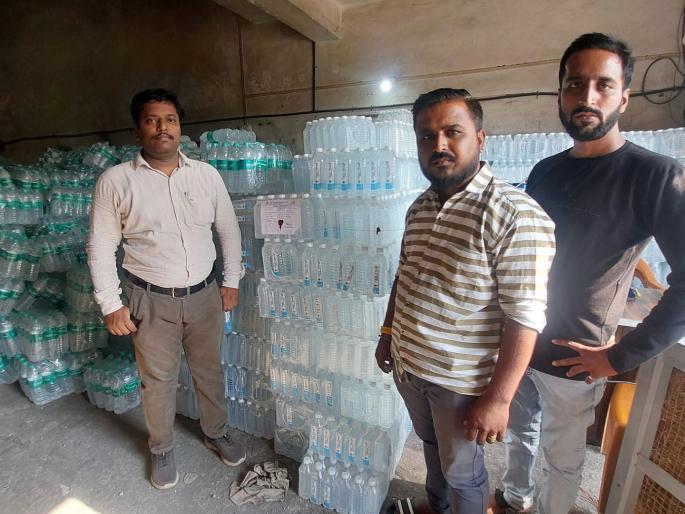 Seized stocks of sealed water bottles; Unauthorized Manufacturing, FDA Action at jalgoan | सीलबंद पाण्याच्या बाटल्यांचा साठा जप्त; विना परवानगी उत्पादन,  एफडीएची कारवाई