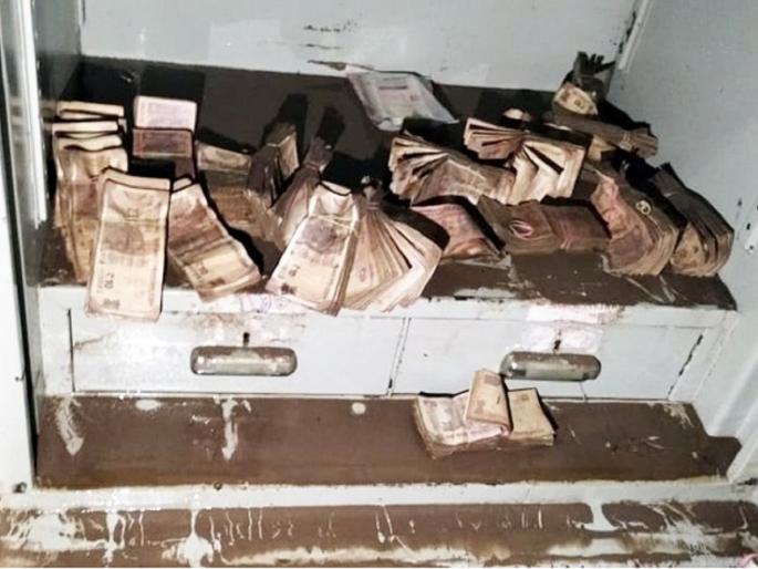 The water of the Asana River reached directly to the vaults of the banks; 12 lakh cash soaked | आसना नदीचे पाणी थेट बँकांच्या तिजोरीपर्यंत पोहचले; १२ लाखांची रोकड भिजली The water of the Asana River reached directly to the vaults of the banks; 12 lakh cash soaked | आसना नदीचे पाणी थेट बँकांच्या तिजोरीपर्यंत पोहचले; १२ लाखांची रोकड भिजली