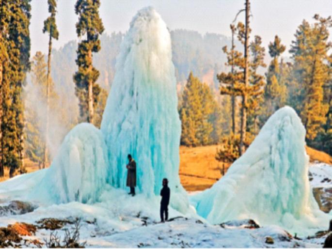 Severe winter in North India; The water in the broken pipe also froze! | उत्तर भारतात कडाक्याची थंडी; फुटलेल्या पाइपमधील पाणीही गोठले! Severe winter in North India; The water in the broken pipe also froze! | उत्तर भारतात कडाक्याची थंडी; फुटलेल्या पाइपमधील पाणीही गोठले!
