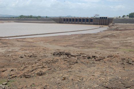 Water crisis 34 percent water remaining in 484 projects | वऱ्हाडात जलसंकट, पाच वर्षांत प्रथमच प्रकल्प साठ्यात घट; 484 प्रकल्पात सरासरी 34 टक्केच साठा  Water crisis 34 percent water remaining in 484 projects | वऱ्हाडात जलसंकट, पाच वर्षांत प्रथमच प्रकल्प साठ्यात घट; 484 प्रकल्पात सरासरी 34 टक्केच साठा