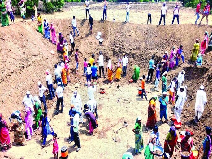 Paani Foundation water cup competition jalgaon | पाण्यासाठी श्रमदानाला दिले जातेय प्रोत्साहन