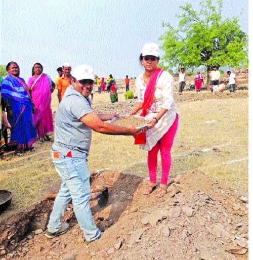 Officer on the run; My mother is dazzling curry! Satara Water Cup Competition: | डझनावर अधिकारी; मायभूमी पाणीदार करी ! सातारा वॉटर कप स्पर्धा : Officer on the run; My mother is dazzling curry! Satara Water Cup Competition: | डझनावर अधिकारी; मायभूमी पाणीदार करी ! सातारा वॉटर कप स्पर्धा :