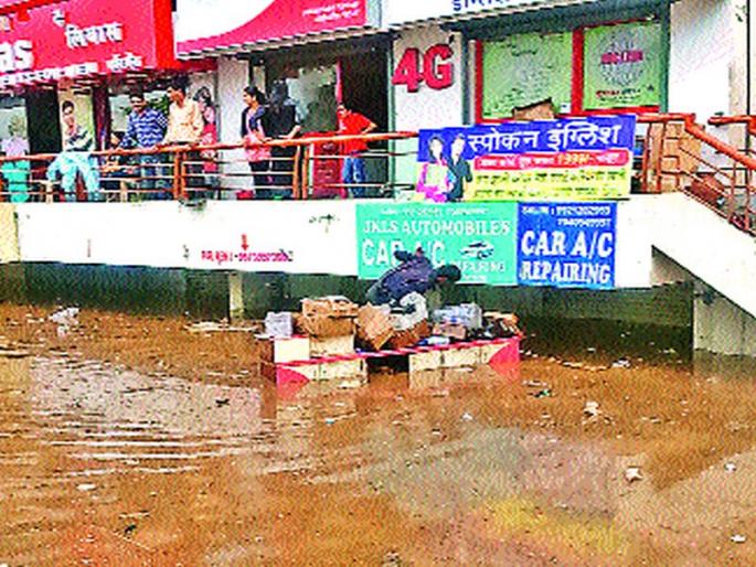 Due to the rain, roads were flooded, Thergaon houses, shops of shops were burnt | पावसामुळे रस्ते पाण्याखाली, थेरगावातील घरे, दुकानांमधील साहित्य भिजले