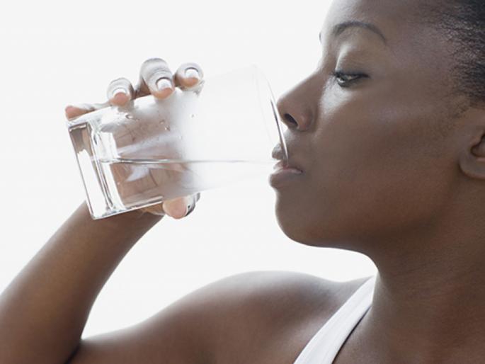 Ayurveda expert explains drinking water after or before meals can impair digestion | छोटीशी चुकही ठरू शकते लठ्ठपणाचं कारण, जाणून घ्या आयुर्वेदातील पाणी पिण्याची योग्य पद्धत! Ayurveda expert explains drinking water after or before meals can impair digestion | छोटीशी चुकही ठरू शकते लठ्ठपणाचं कारण, जाणून घ्या आयुर्वेदातील पाणी पिण्याची योग्य पद्धत!