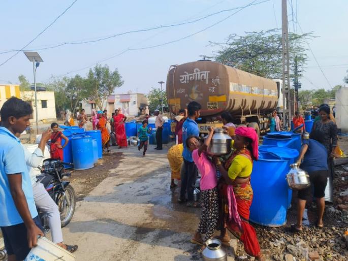 Due to drought in Satara district, Migration of citizens for water | सातारा जिल्ह्यात दुष्काळामुळे भीषण स्थिती, नागरिकांची पाण्यासाठी दाहीदिशा भटकंती Due to drought in Satara district, Migration of citizens for water | सातारा जिल्ह्यात दुष्काळामुळे भीषण स्थिती, नागरिकांची पाण्यासाठी दाहीदिशा भटकंती