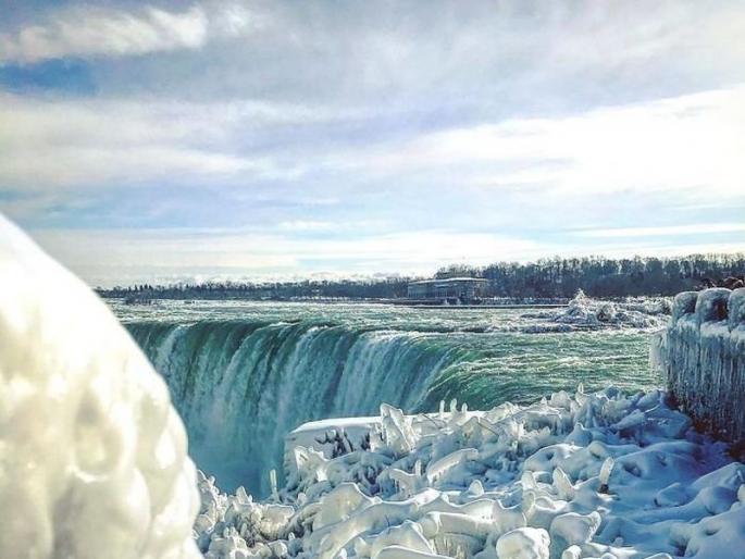 naigara waterfall frozen with ice, tourist having fun | नायगरा धबधबा गोठला बर्फाने, स्वर्गासारखंं दृश्य पाहायला पर्यटकांची वाढती गर्दी