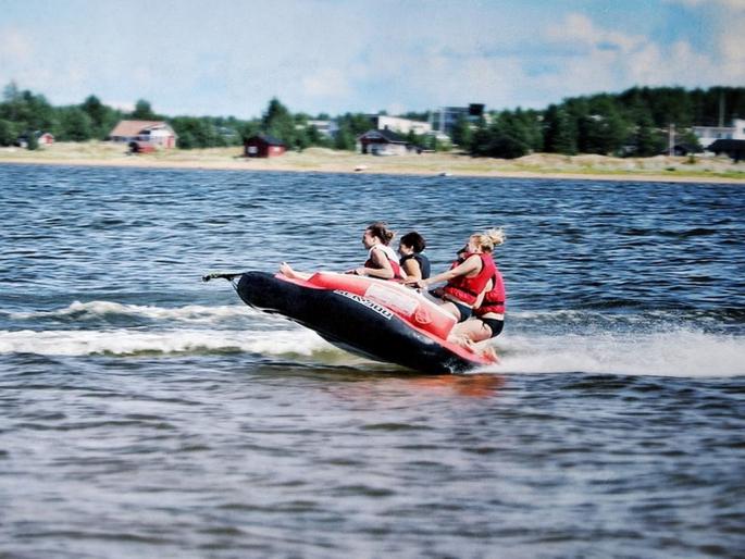 Insane water adventures in India for couples, friends and family | भारतातील 'या' सुंदर ठिकाणांवर फिरण्यासोबतच घ्या वॉटर गेम्सचा रोमांचक अनुभव!