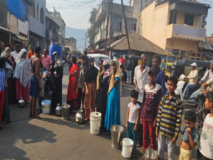 Block the way to water for citizens of Satara, traffic jam | साताऱ्यातील नागरिकांचा पाण्यासाठी रास्ता रोको, वाहतुकीची कोंडी Block the way to water for citizens of Satara, traffic jam | साताऱ्यातील नागरिकांचा पाण्यासाठी रास्ता रोको, वाहतुकीची कोंडी