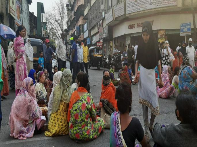 Women of Pune on the streets for agitation to water issue | महिला दिनालाच पुण्यातील महिला उतरल्या रस्त्यावर; पाण्याच्या प्रश्नासाठी ठिय्या आंदोलन Women of Pune on the streets for agitation to water issue | महिला दिनालाच पुण्यातील महिला उतरल्या रस्त्यावर; पाण्याच्या प्रश्नासाठी ठिय्या आंदोलन