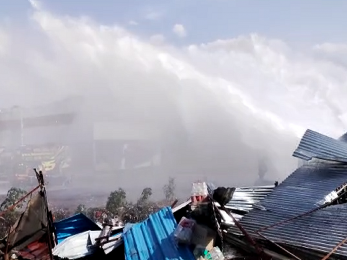 There is already a water shortage in which the MIDC water pipeline burst due to JCB's blow; Millions of liters of water flowed in Chhatrapati Sambhajinagar | Video: जेसीबीच्या धक्क्याने फुटली जलवाहिनी; २५ फुट उंच उडाले फवारे, लाखो लिटर पाणी वाया There is already a water shortage in which the MIDC water pipeline burst due to JCB's blow; Millions of liters of water flowed in Chhatrapati Sambhajinagar | Video: जेसीबीच्या धक्क्याने फुटली जलवाहिनी; २५ फुट उंच उडाले फवारे, लाखो लिटर पाणी वाया