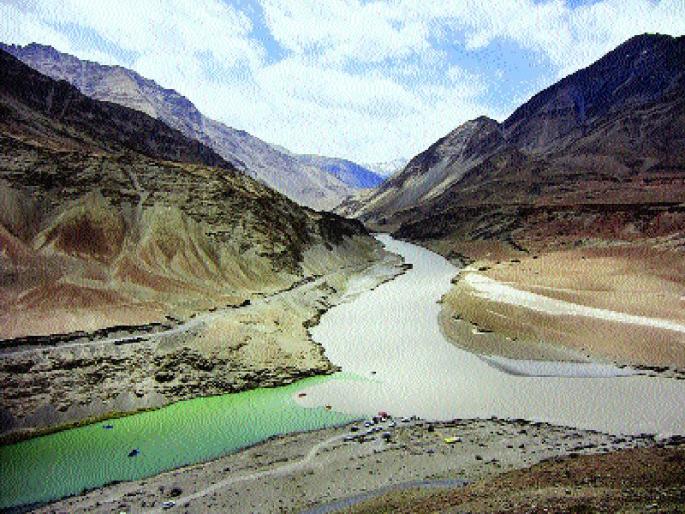 Lessons to teach: Water to Pakistan will be prevented by India | धडा शिकवणार : पाकिस्तानला जाणारे पाणी भारत अडविणार  Lessons to teach: Water to Pakistan will be prevented by India | धडा शिकवणार : पाकिस्तानला जाणारे पाणी भारत अडविणार