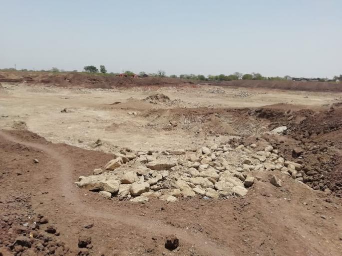 Nimarkada's water lake's work stopped | निमकर्दा येथे १४ एकरातील गावतलावाचे काम अर्धवट!