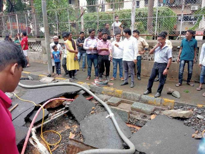 Pipeline burst in Andheri; Millions of liters of water wastage | अंधेरीत पाईपलाईन फुटली; लाखो लिटर पाण्याची नासाडी Pipeline burst in Andheri; Millions of liters of water wastage | अंधेरीत पाईपलाईन फुटली; लाखो लिटर पाण्याची नासाडी