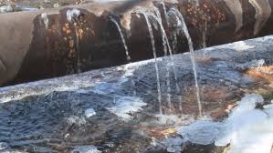 Washim: Millions of liters of wastage in washim district | वाशिम : जलवाहिनीतील लिकेज शोधण्यासाठी लाखो लीटर पाण्याचा अपव्यय Washim: Millions of liters of wastage in washim district | वाशिम : जलवाहिनीतील लिकेज शोधण्यासाठी लाखो लीटर पाण्याचा अपव्यय