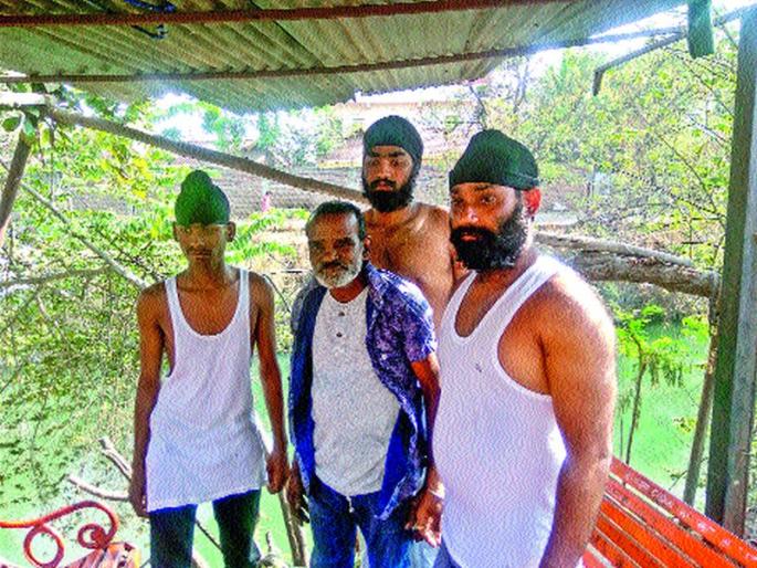 Two days of tough fight in senior water for living | जगण्यासाठी ज्येष्ठाची पाण्यात दोन दिवसांची चिवट लढाई Two days of tough fight in senior water for living | जगण्यासाठी ज्येष्ठाची पाण्यात दोन दिवसांची चिवट लढाई