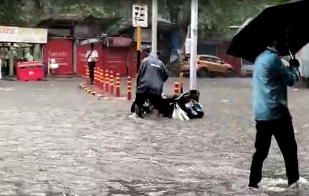 mumbai municipal corporation heavy rain water logging shiv sena no traffic jam | नालेसफाईचे दावे गेले वाहून; वाहतूक खोळंबली नाही, याचे प्रशासनाला कौतुक