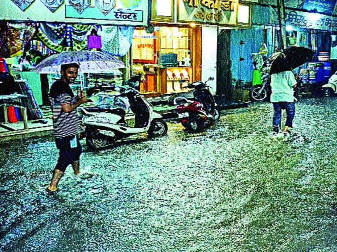 In Raigad, life-threatening disorders, trees which fell on electricity lines due to windy rain | रायगडमध्ये जनजीवन विस्कळीत, वादळी पावसामुळे विजेच्या तारांवर पडली झाडे