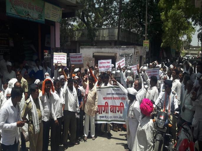 Ghagar Morcha of Farmers on Majalgaon Panchayat Samiti on water demand | पाण्याच्या मागणीसाठी माजलगाव पंचायत समितीवर शेतकरी संघर्ष समितीचा घागर मोर्चा Ghagar Morcha of Farmers on Majalgaon Panchayat Samiti on water demand | पाण्याच्या मागणीसाठी माजलगाव पंचायत समितीवर शेतकरी संघर्ष समितीचा घागर मोर्चा