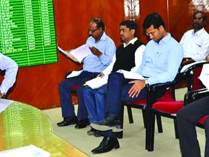 Present the draft of water shortage issue promptly! | पाणीटंचाई निवारणाचा आराखडा तातडीने सादर करा!