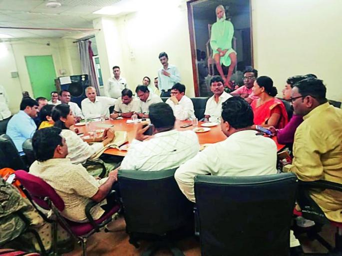 Increase the tanker; Confiscate Tulu Pumps: Office instructions | टँकर वाढवा; टुल्लू पंप जप्त करा :पदाधिकाऱ्यांचे निर्देश Increase the tanker; Confiscate Tulu Pumps: Office instructions | टँकर वाढवा; टुल्लू पंप जप्त करा :पदाधिकाऱ्यांचे निर्देश