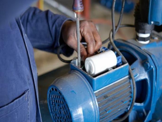 Contractor sent in electrical work despite not being able to do it; Worker dies after getting shocked while repairing water motor | इलेक्ट्रिकची कामे जमत नसूनही ठेकेदाराने पाठवले; पाण्याची मोटार दुरुस्त करताना शॉक लागून कामगाराचा मृत्यू Contractor sent in electrical work despite not being able to do it; Worker dies after getting shocked while repairing water motor | इलेक्ट्रिकची कामे जमत नसूनही ठेकेदाराने पाठवले; पाण्याची मोटार दुरुस्त करताना शॉक लागून कामगाराचा मृत्यू
