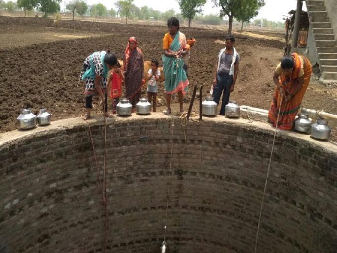 Water scarcity In Pangerkheda | पुनर्वसित पांगरखेड्यात पाण्याचे दुर्भिक्ष्य! खोलवर विहिरीतून उपसावे लागतेय पाणी Water scarcity In Pangerkheda | पुनर्वसित पांगरखेड्यात पाण्याचे दुर्भिक्ष्य! खोलवर विहिरीतून उपसावे लागतेय पाणी