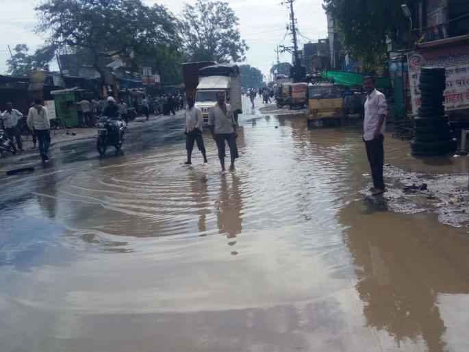 Due to the closure of drainage at Dongaon, the water on the state highway! | डोणगाव येथे नाली बंद झाल्याने राज्य महामार्गावर पाणीच पाणी! Due to the closure of drainage at Dongaon, the water on the state highway! | डोणगाव येथे नाली बंद झाल्याने राज्य महामार्गावर पाणीच पाणी!