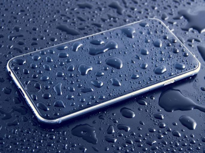 Know how to keep your phones safe from water during Holi | Hoil Special : जर रंग खेळताना फोन पाण्यात भिजला तर वापरा 'या' टिप्स! Know how to keep your phones safe from water during Holi | Hoil Special : जर रंग खेळताना फोन पाण्यात भिजला तर वापरा 'या' टिप्स!