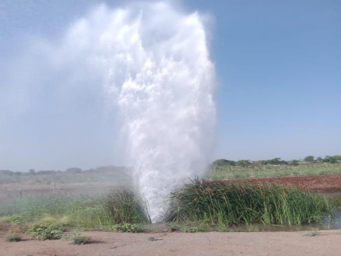 Both the water channels burst at three places, another disruption in the water supply of Chhatrapati Sambhajinagar | तीन ठिकाणी फुटल्या दोन्ही जलवाहिन्या, छत्रपती संभाजीनगरच्या पाणीपुरवठ्यात पुन्हा विघ्न Both the water channels burst at three places, another disruption in the water supply of Chhatrapati Sambhajinagar | तीन ठिकाणी फुटल्या दोन्ही जलवाहिन्या, छत्रपती संभाजीनगरच्या पाणीपुरवठ्यात पुन्हा विघ्न