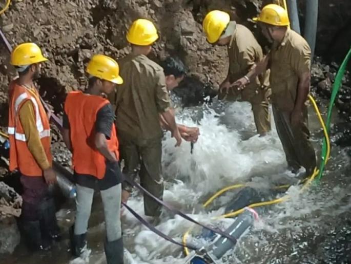 32 percent of revenue 'lost' due to leakage, theft, faulty meters; 600 million liters of water wasted in Mumbai | गळती, चोरी, सदोष मीटरमुळे ३२ टक्के महसूल 'पाण्यात'; मुंबईत ६०० दशलक्ष लिटर पाणी वाया 32 percent of revenue 'lost' due to leakage, theft, faulty meters; 600 million liters of water wasted in Mumbai | गळती, चोरी, सदोष मीटरमुळे ३२ टक्के महसूल 'पाण्यात'; मुंबईत ६०० दशलक्ष लिटर पाणी वाया