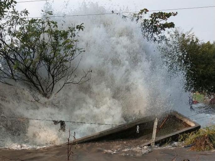 huge wastage of water after pipeline damaged in latur | दुष्काळात तेरावा; लातूरमध्ये पाईपलाईन फुटून लाखो लिटर पाणी वाया huge wastage of water after pipeline damaged in latur | दुष्काळात तेरावा; लातूरमध्ये पाईपलाईन फुटून लाखो लिटर पाणी वाया