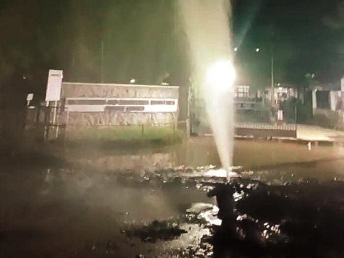 Thirteenth month of drought, first 30-hour shutdown, now the water main valve is broken | दुष्काळात तेरावा महिना, आधी ३० तासांचा शटडाऊन आता जलवाहिनीचा व्हॉल्व्ह निखळला Thirteenth month of drought, first 30-hour shutdown, now the water main valve is broken | दुष्काळात तेरावा महिना, आधी ३० तासांचा शटडाऊन आता जलवाहिनीचा व्हॉल्व्ह निखळला