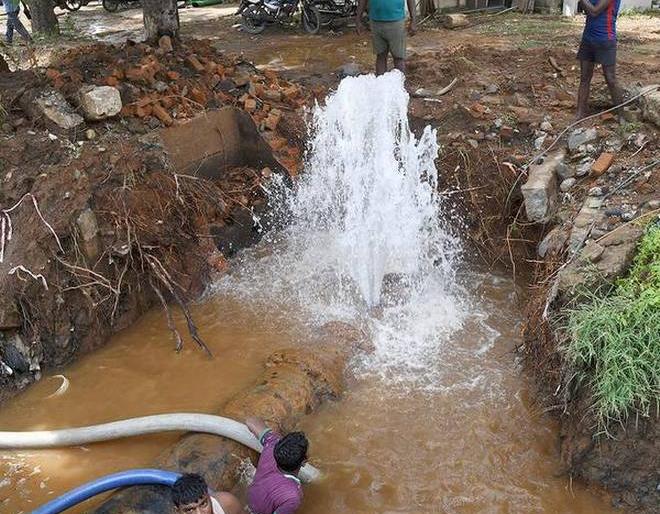 The main water pipeline brust in Akola | बोअर खोदण्याच्या नादात मुख्य जलवाहिनी फुटली The main water pipeline brust in Akola | बोअर खोदण्याच्या नादात मुख्य जलवाहिनी फुटली