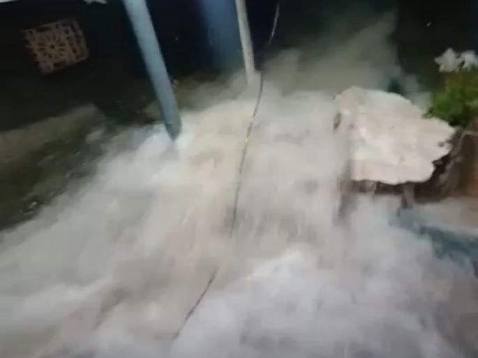 The pipeline of supplying water to Pune city break; Nine injured; Damage to 40 houses | पुणे शहराला पाणीपुरवठा करणारी पाईपलाईन फुटली; नऊ जण जखमी; ४० घरांचे नुकसान The pipeline of supplying water to Pune city break; Nine injured; Damage to 40 houses | पुणे शहराला पाणीपुरवठा करणारी पाईपलाईन फुटली; नऊ जण जखमी; ४० घरांचे नुकसान