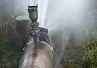 The main water pipeline that supplies water to Ahmednagar city, exploded near Dere village | अहमदनगर शहरास पाणी पुरवठा करणारी मुख्य जलवाहिनी देहरे गावाजवळ फुटली The main water pipeline that supplies water to Ahmednagar city, exploded near Dere village | अहमदनगर शहरास पाणी पुरवठा करणारी मुख्य जलवाहिनी देहरे गावाजवळ फुटली