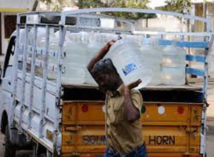 Poor water bowering in the name of pure water, bolting companies bolting Solaris | शुद्ध पाण्याच्या नावाखाली बोगस कंपन्या पाजतायंत सोलापूरकरांना बोअरिंगचं घाणेरडं पाणी.. Poor water bowering in the name of pure water, bolting companies bolting Solaris | शुद्ध पाण्याच्या नावाखाली बोगस कंपन्या पाजतायंत सोलापूरकरांना बोअरिंगचं घाणेरडं पाणी..