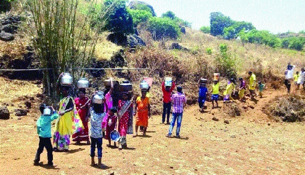 A four-kilometer footpath in the sun-filled water for water- | पाण्यासाठी भर उन्हात चार किलोमीटरची पायपीट-पाण्यासाठी डोंगर पालथा