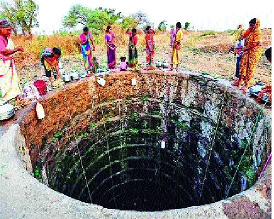  Kundalpur women's life threatens: life-threatening exercises to remove water from the ocean | कुंडलापुरात महिलांचा जीव धोक्यात-: आडातील पाणी काढण्यासाठी जीवघेणी कसरत