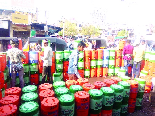 he provided Thousands thirst | हजारोंची तृष्णा भागवितो मोंढ्यातील पाण्याचा झरा