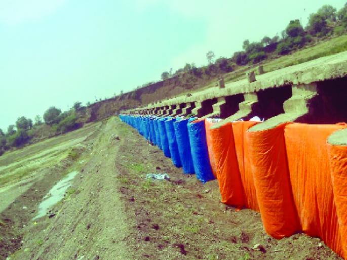 The process of releasing water from Dighi-Sakar dam in Penganga river bank started | पैनगंगा नदीपात्रात दिगडी-साकूर बंधाऱ्यातून पाणी सोडण्याची प्रक्रिया सुरु The process of releasing water from Dighi-Sakar dam in Penganga river bank started | पैनगंगा नदीपात्रात दिगडी-साकूर बंधाऱ्यातून पाणी सोडण्याची प्रक्रिया सुरु