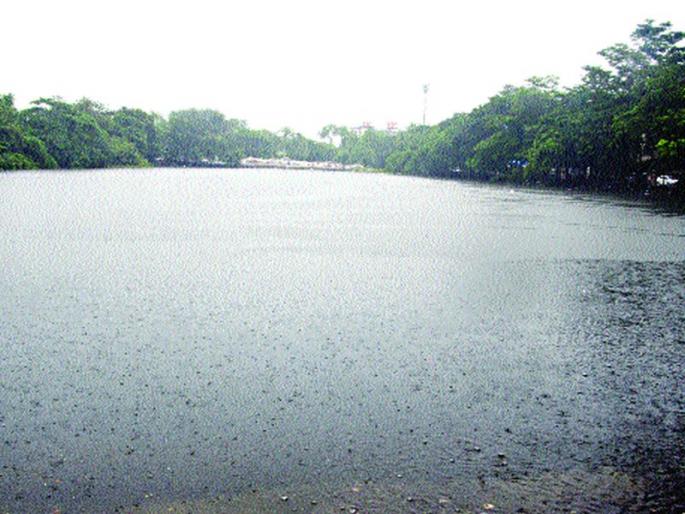 Only 15% of water is left in the lakes in mumbai | तलावांमध्ये आता केवळ १५ टक्के जलसाठा शिल्लक; पावसाने दांडी मारल्यास पाणी टंचाईची शक्यता Only 15% of water is left in the lakes in mumbai | तलावांमध्ये आता केवळ १५ टक्के जलसाठा शिल्लक; पावसाने दांडी मारल्यास पाणी टंचाईची शक्यता